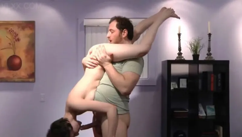 Lén đi chơi đêm, con gái bị bố phát hiện và "phạt yêu"